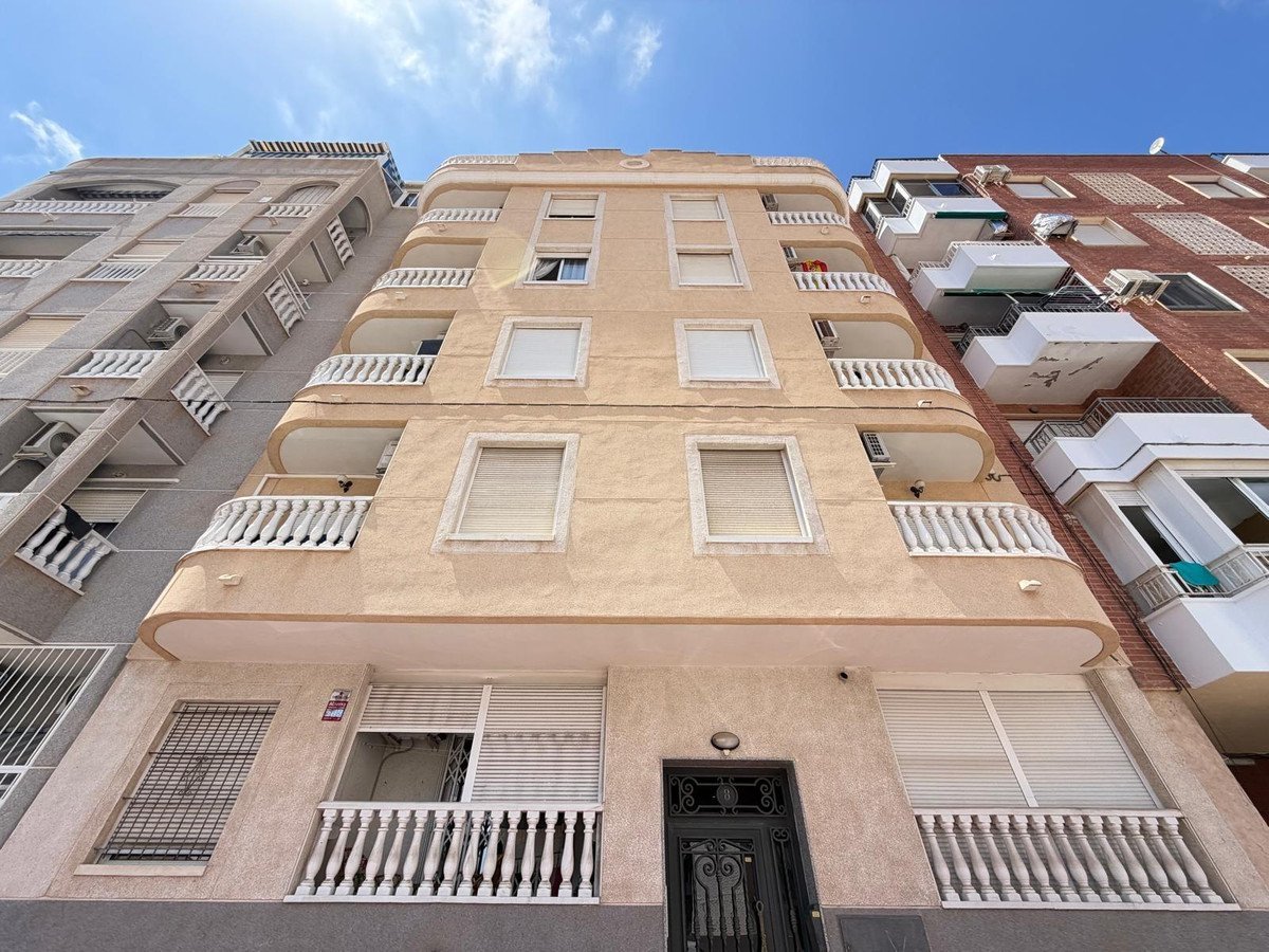 2 Bed Middle Floor Apartment in Torrevieja