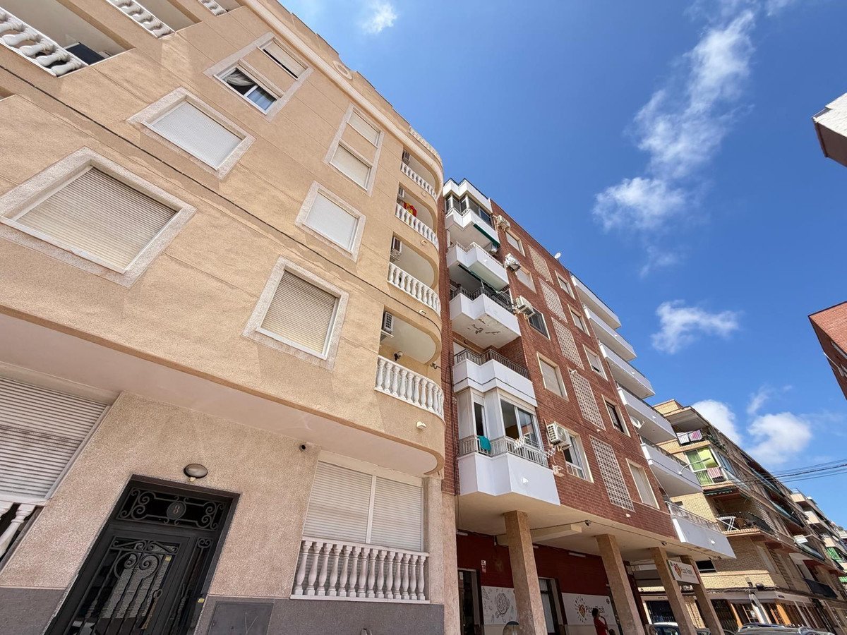 2 Bed Middle Floor Apartment in Torrevieja