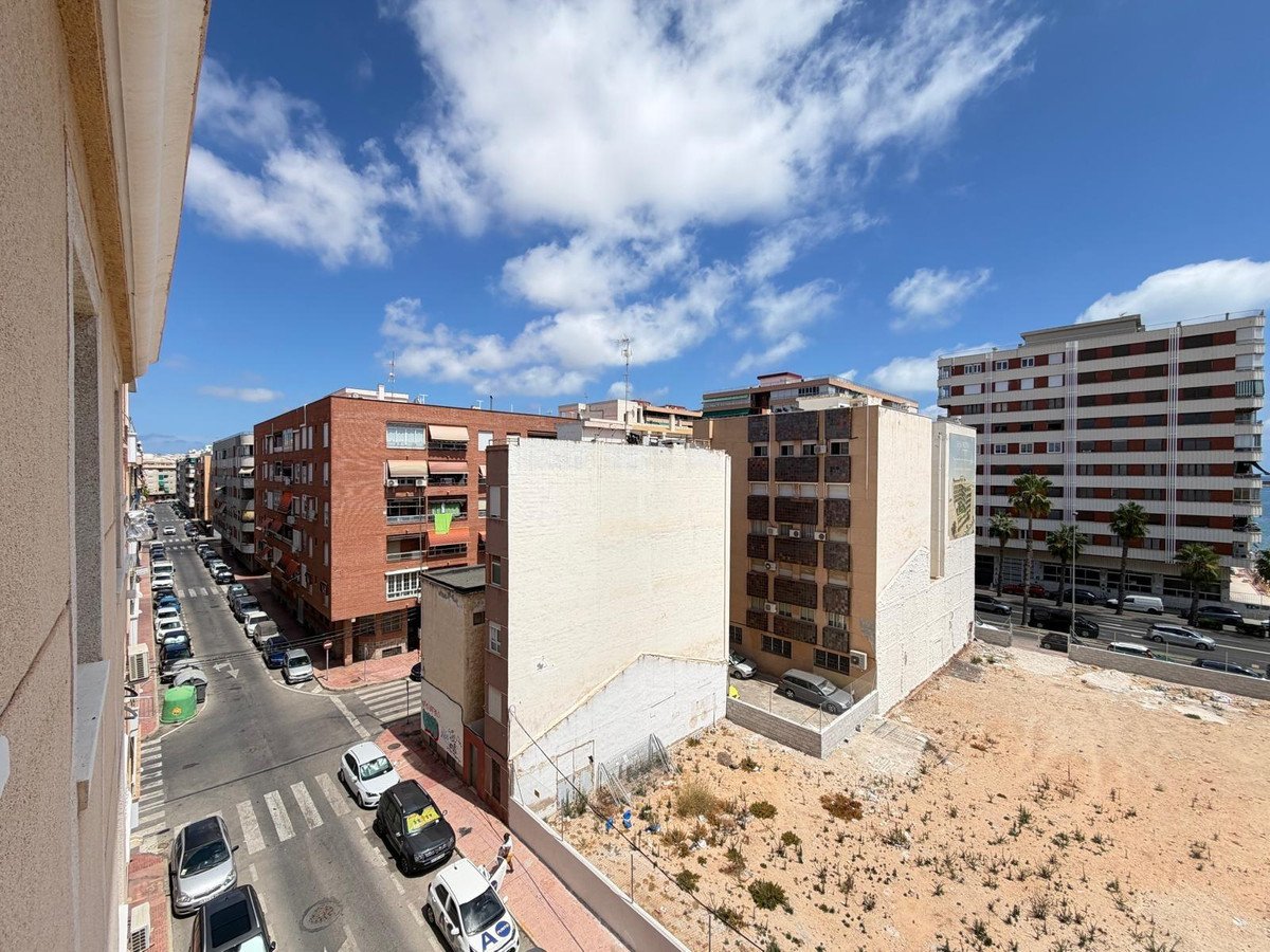2 Bed Middle Floor Apartment in Torrevieja