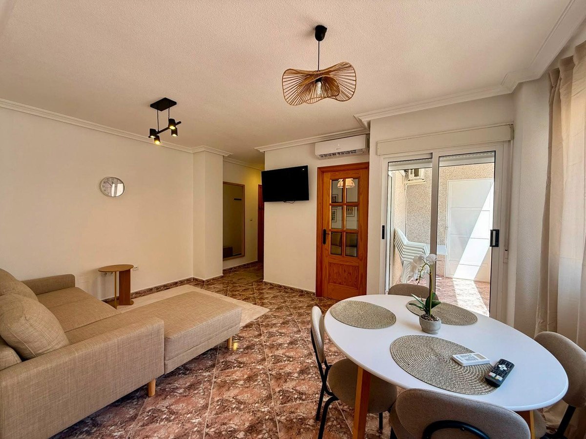 2 Bed Middle Floor Apartment in Torrevieja