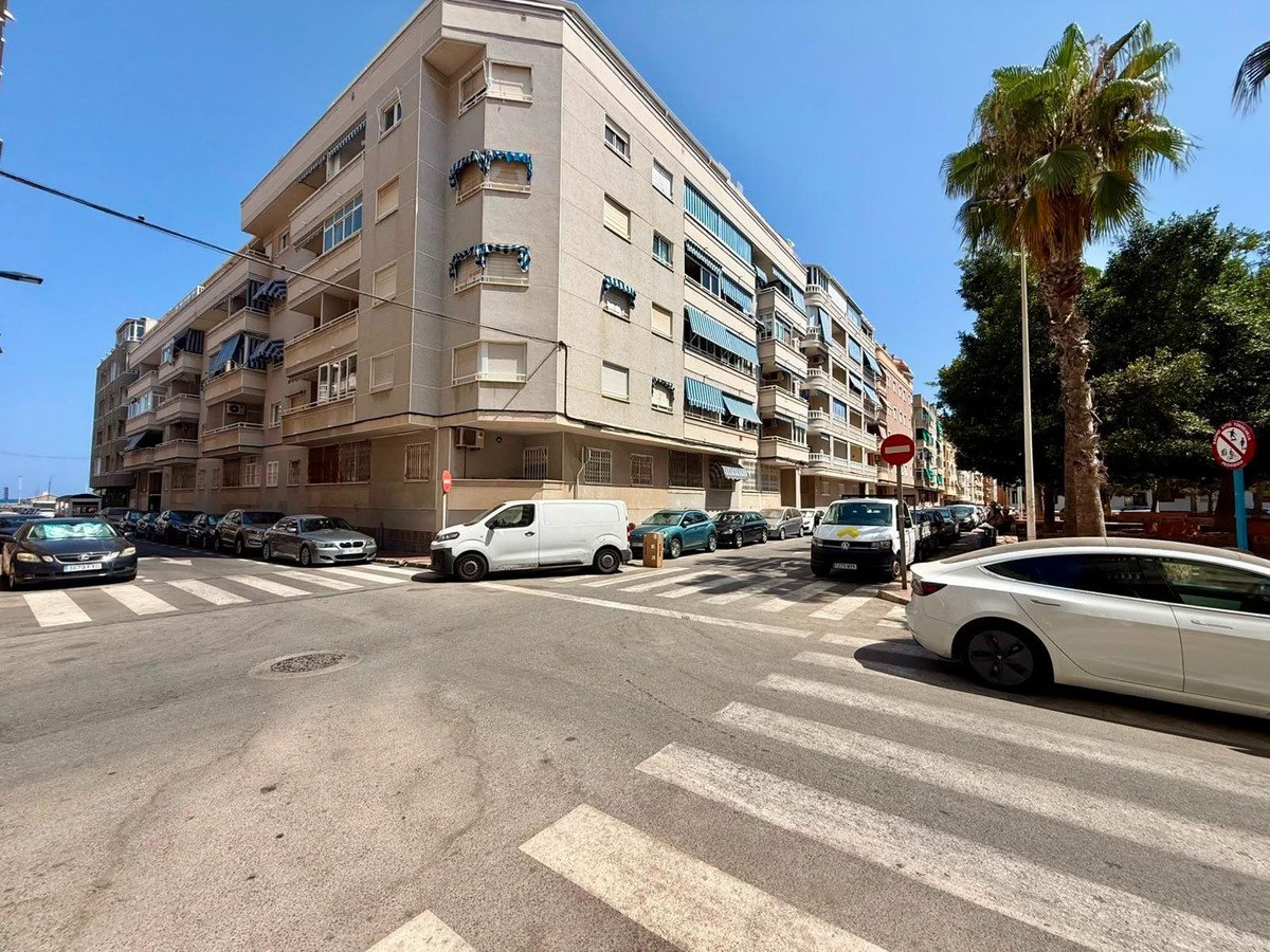 2 Bed Middle Floor Apartment in Torrevieja