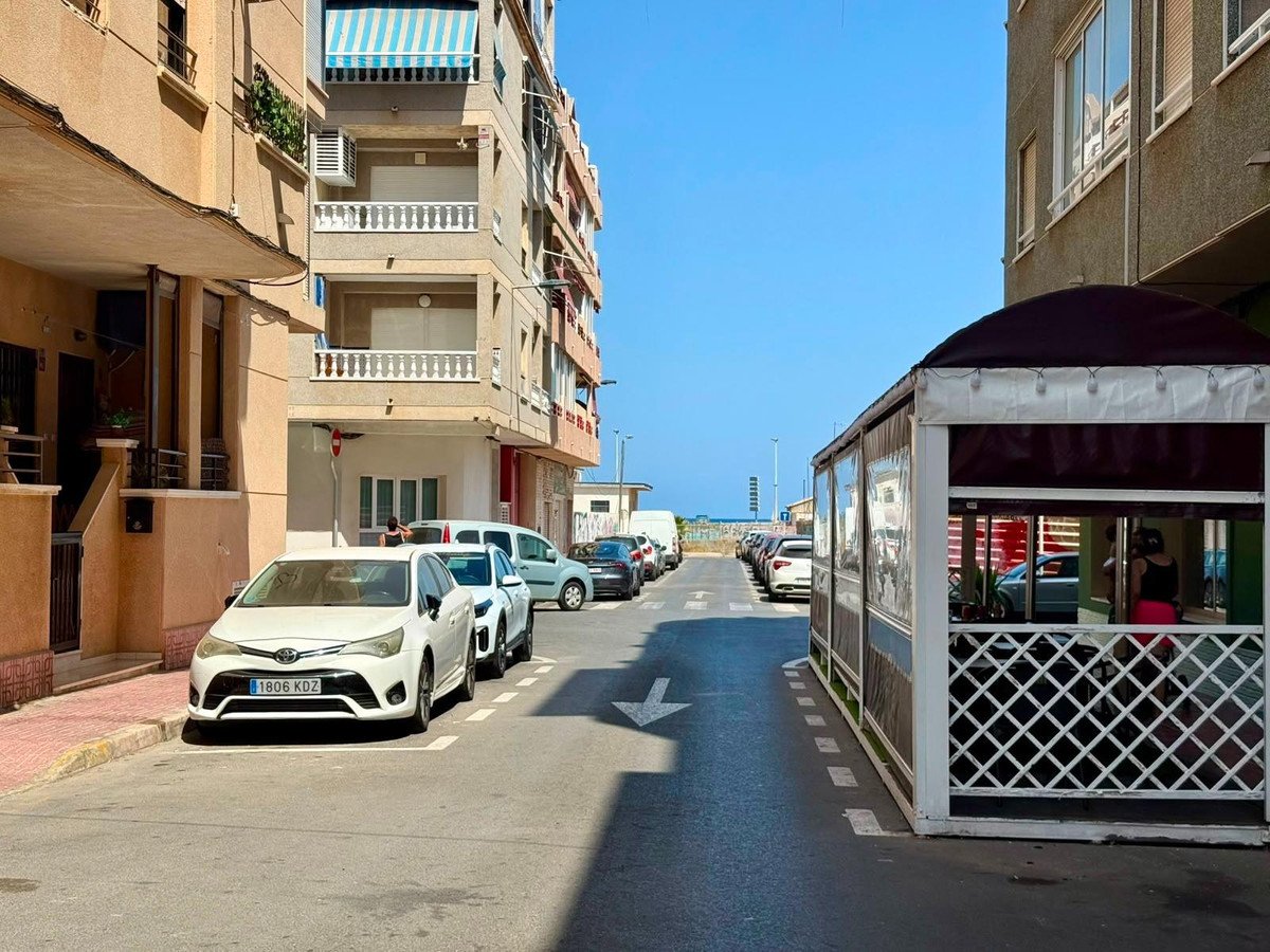 2 Bed Middle Floor Apartment in Torrevieja