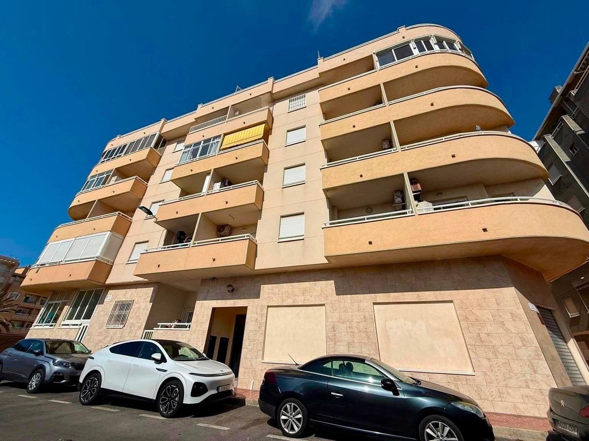 2 Bed Middle Floor Apartment in Torrevieja