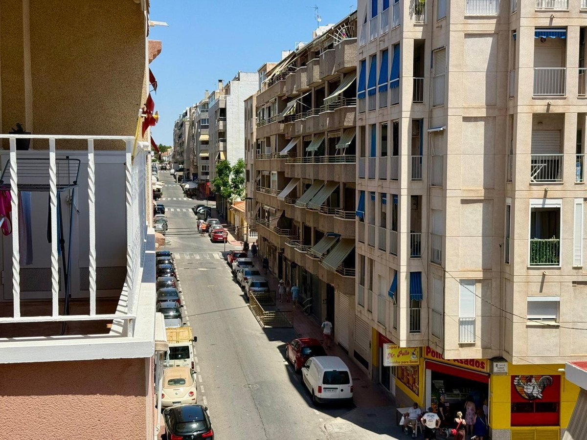 2 Bed Middle Floor Apartment in Torrevieja