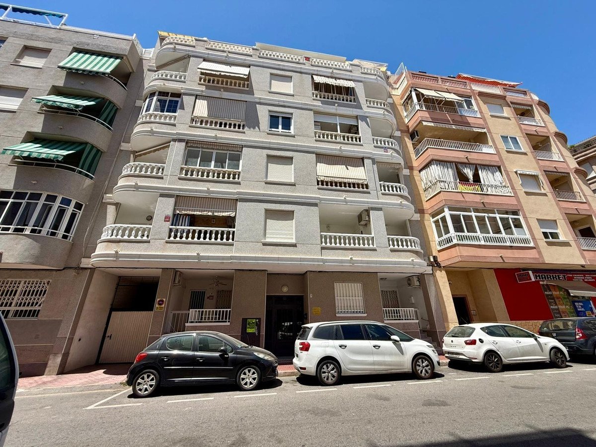 2 Bed Middle Floor Apartment in Torrevieja