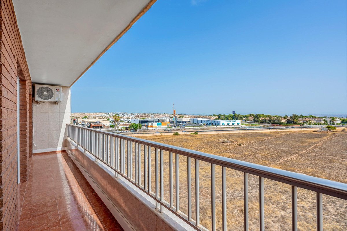 2 Bed Middle Floor Apartment in Torrevieja