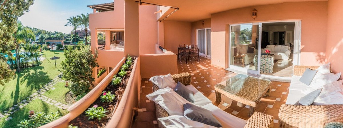 2 Bed Middle Floor Apartment in Guadalmina Baja