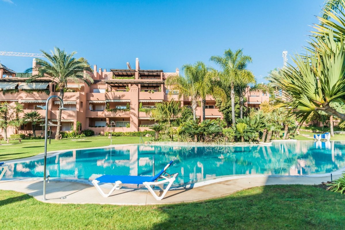 2 Bed Middle Floor Apartment in Guadalmina Baja