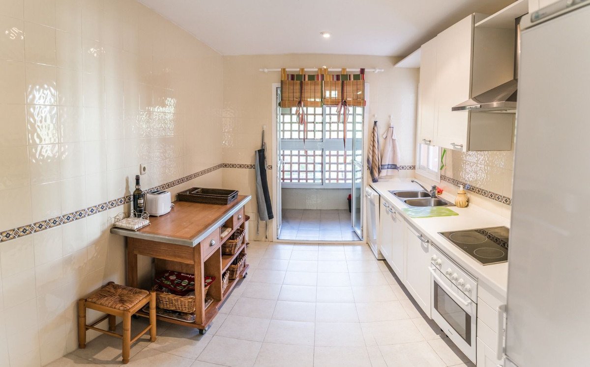 2 Bed Middle Floor Apartment in Guadalmina Baja