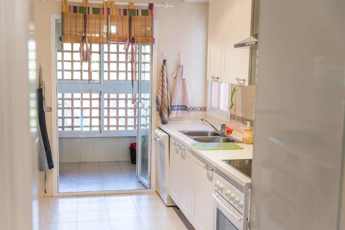2 Bed Middle Floor Apartment in Guadalmina Baja