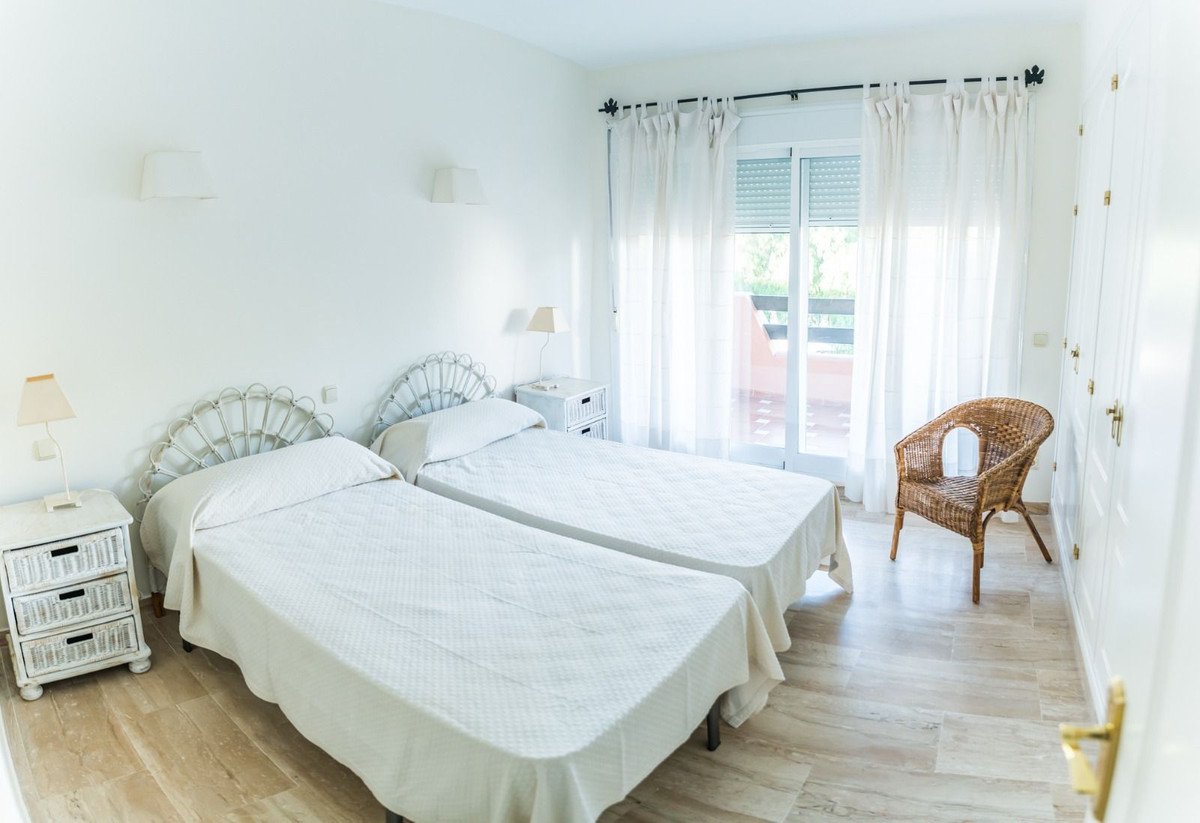 2 Bed Middle Floor Apartment in Guadalmina Baja
