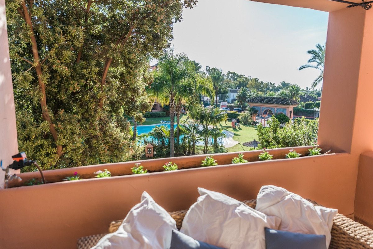 2 Bed Middle Floor Apartment in Guadalmina Baja
