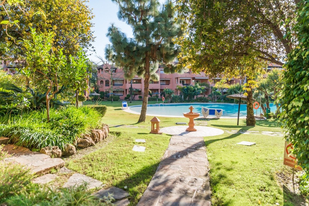 2 Bed Middle Floor Apartment in Guadalmina Baja