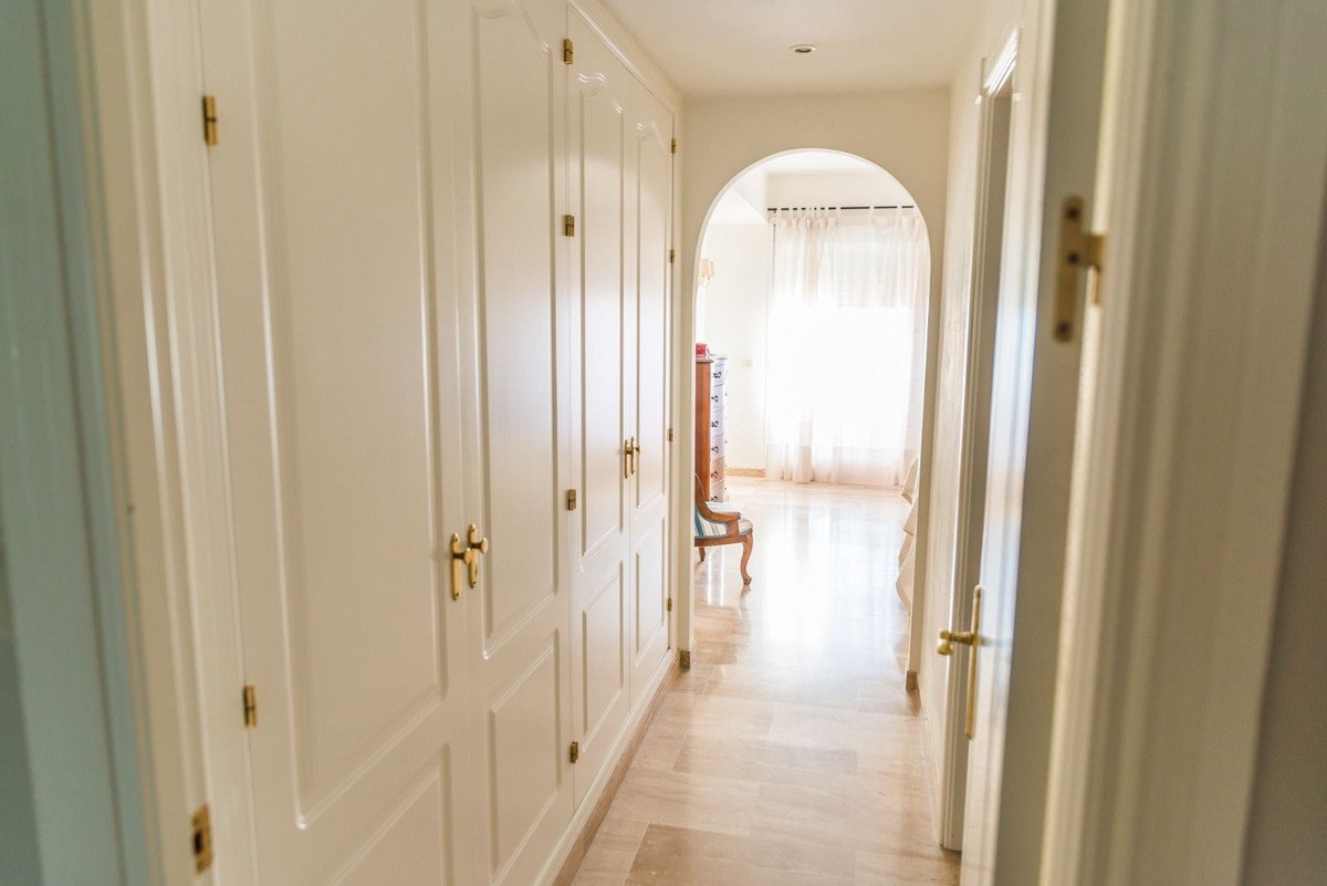 2 Bed Middle Floor Apartment in Guadalmina Baja