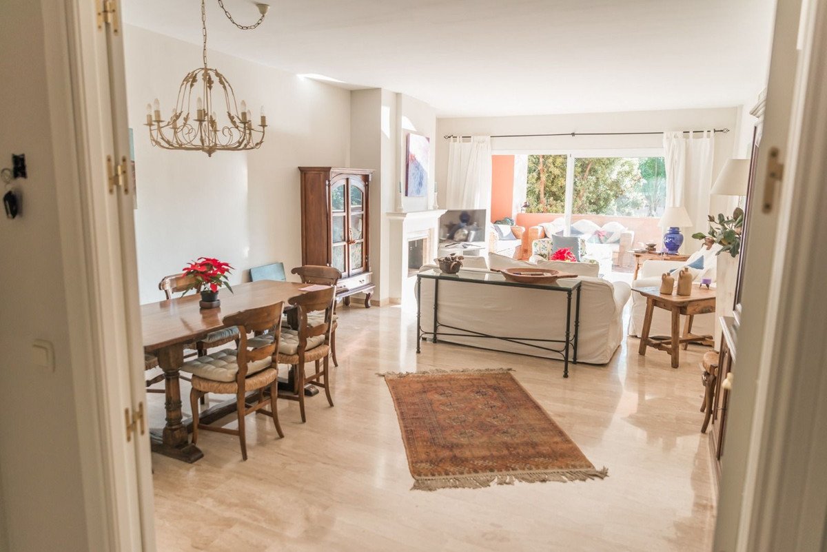 2 Bed Middle Floor Apartment in Guadalmina Baja