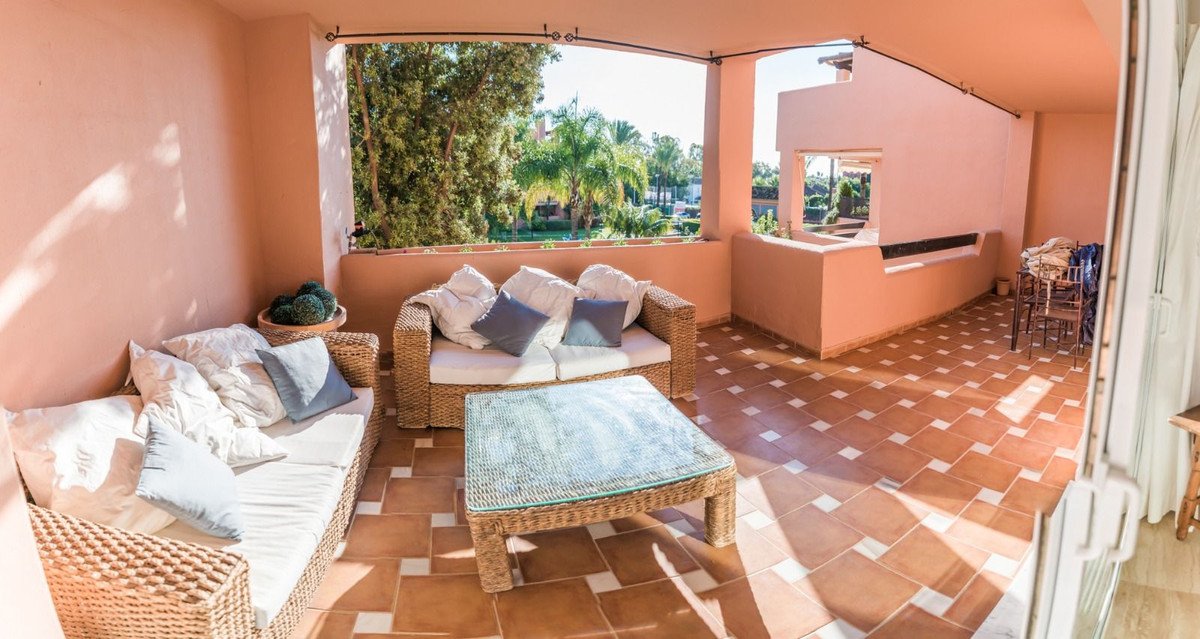 2 Bed Middle Floor Apartment in Guadalmina Baja