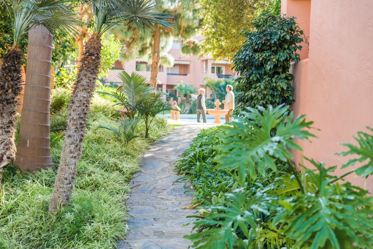 2 Bed Middle Floor Apartment in Guadalmina Baja