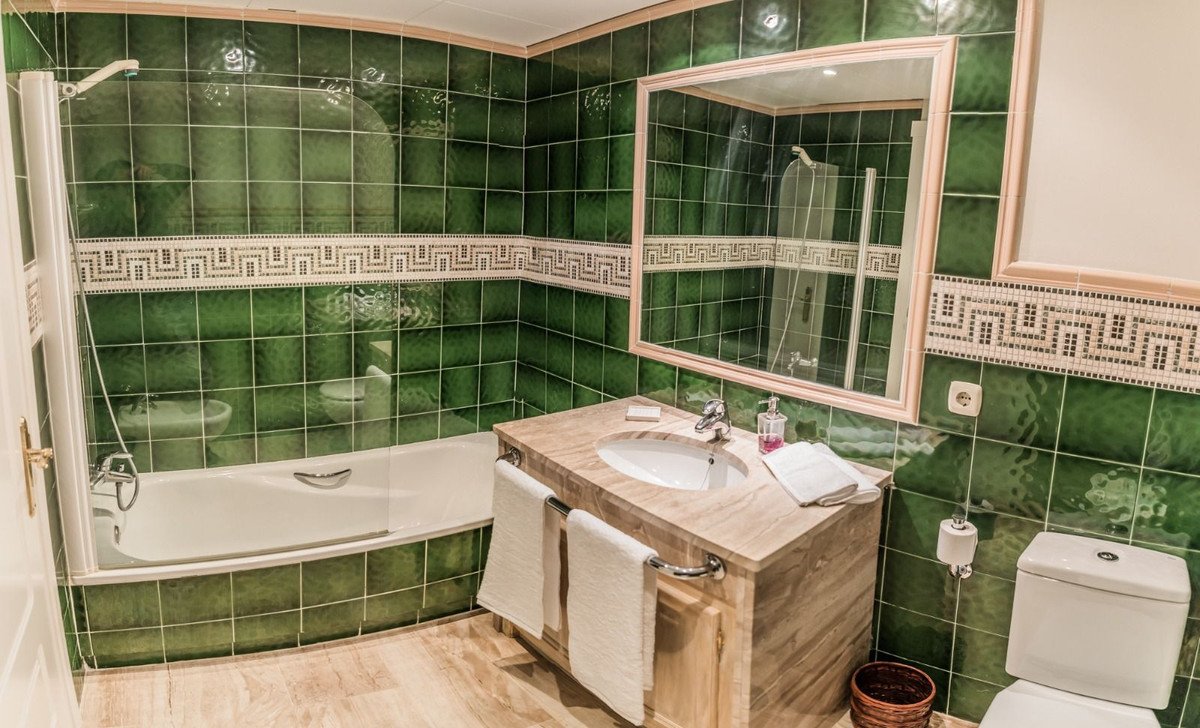 2 Bed Middle Floor Apartment in Guadalmina Baja