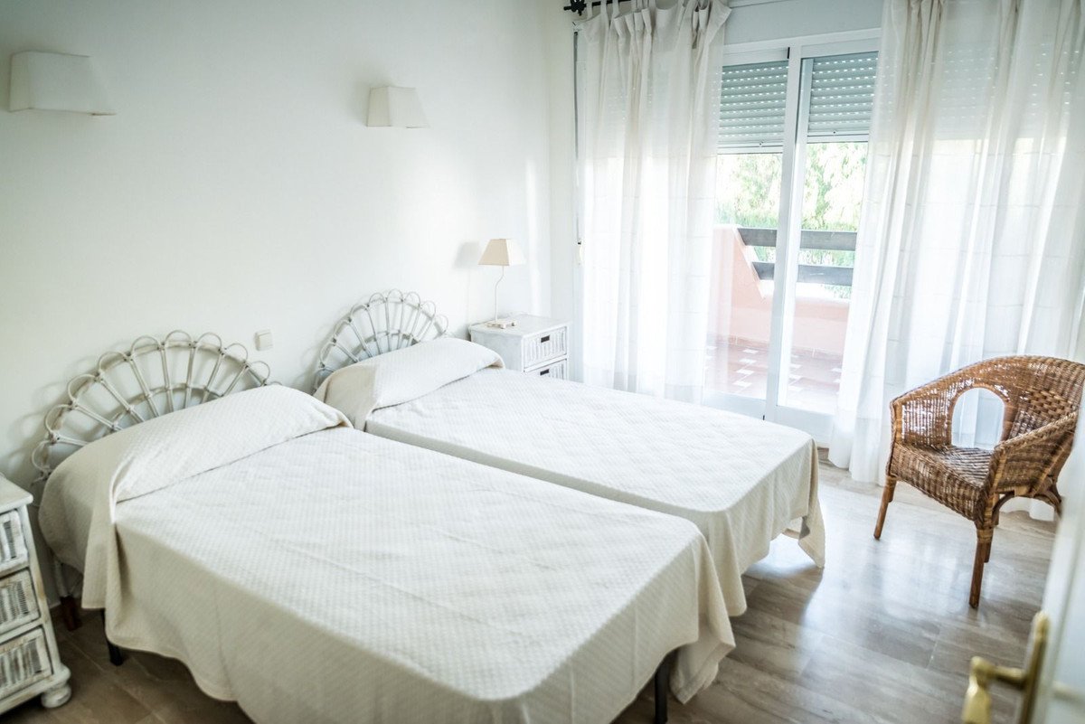 2 Bed Middle Floor Apartment in Guadalmina Baja