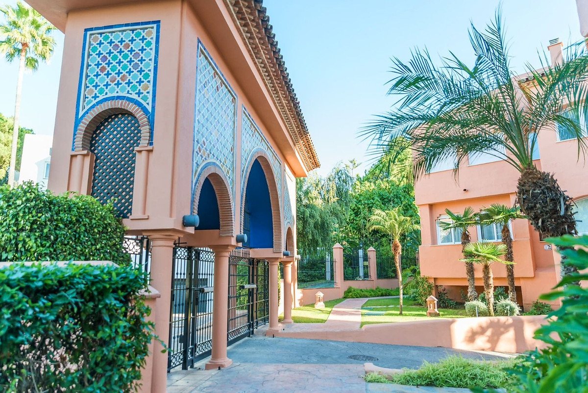 2 Bed Middle Floor Apartment in Guadalmina Baja