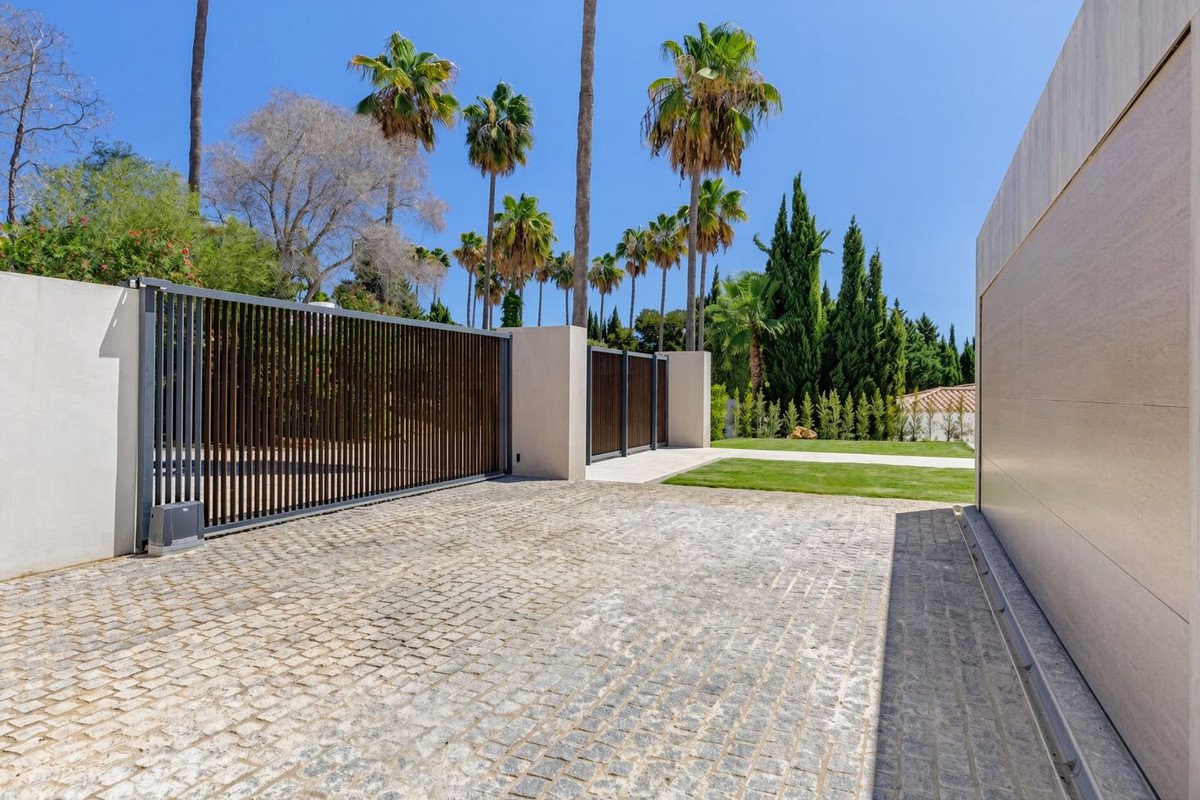 4 Bed Detached Villa in Sotogrande Alto