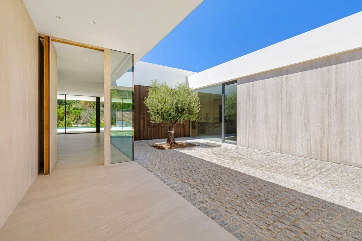 4 Bed Detached Villa in Sotogrande Alto