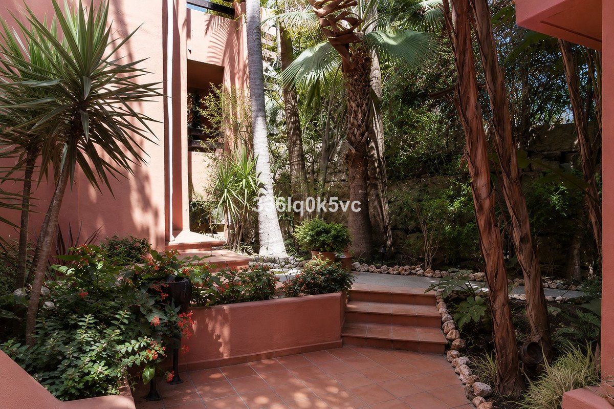 2 Bed Middle Floor Apartment in Benahavís