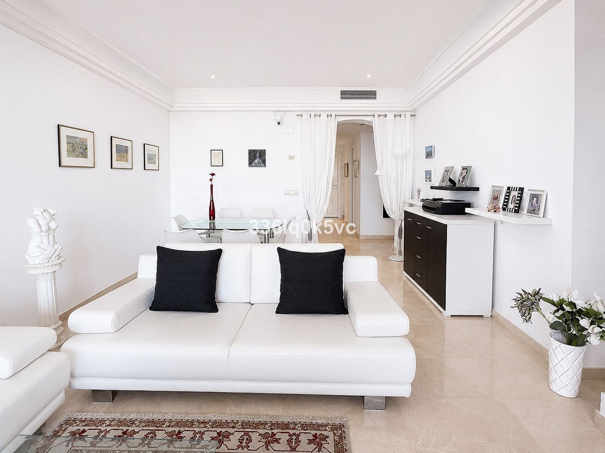 2 Bed Middle Floor Apartment in Benahavís