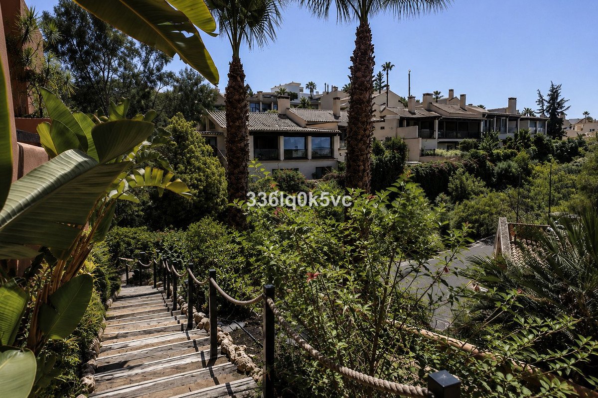 2 Bed Middle Floor Apartment in Benahavís