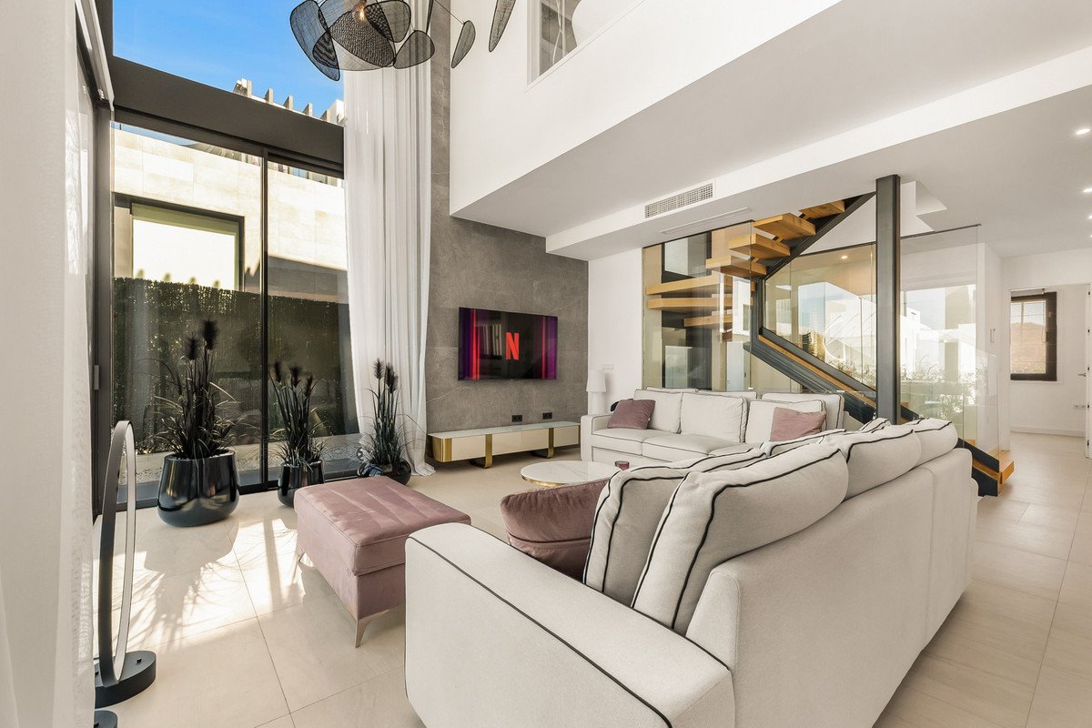 5 Bed Semi-Detached House in Río Real