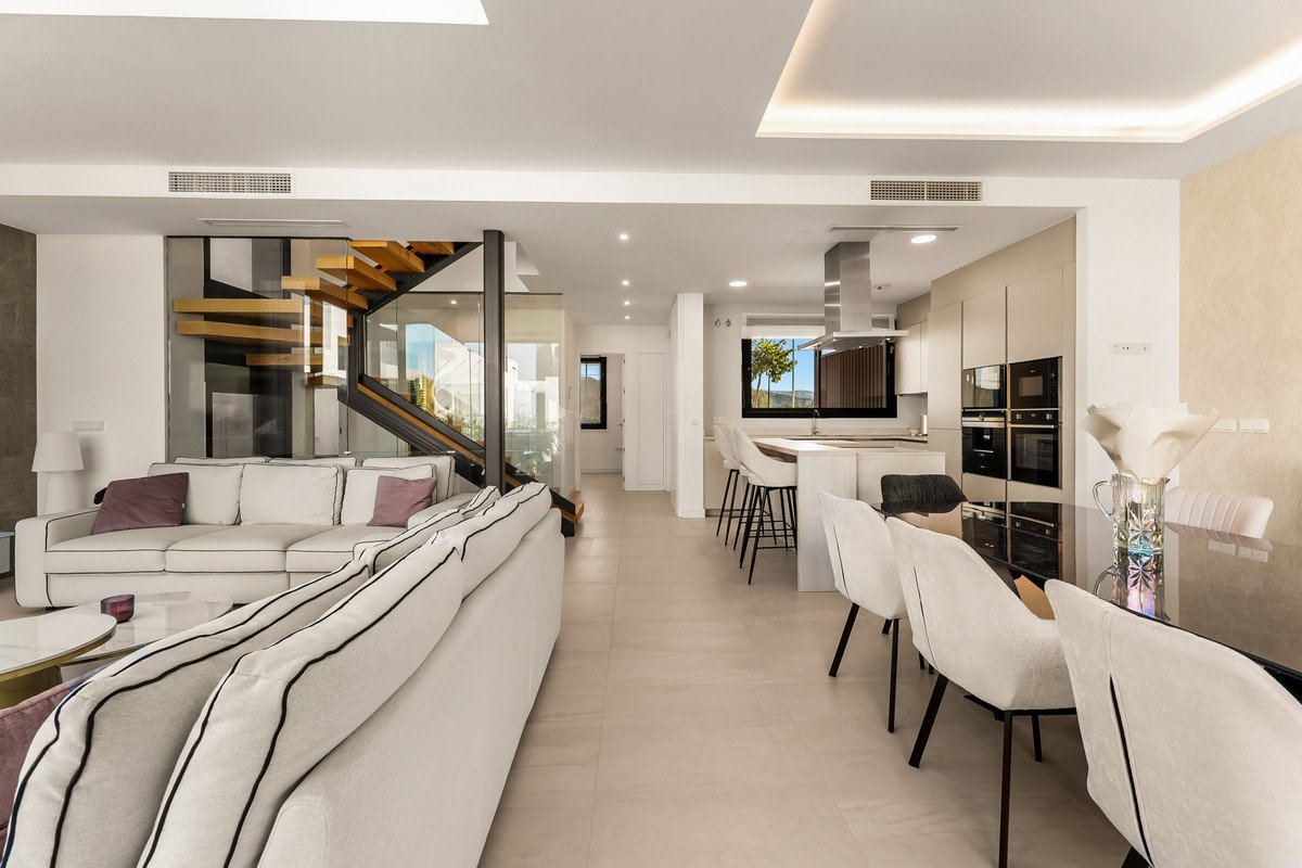 5 Bed Semi-Detached House in Río Real