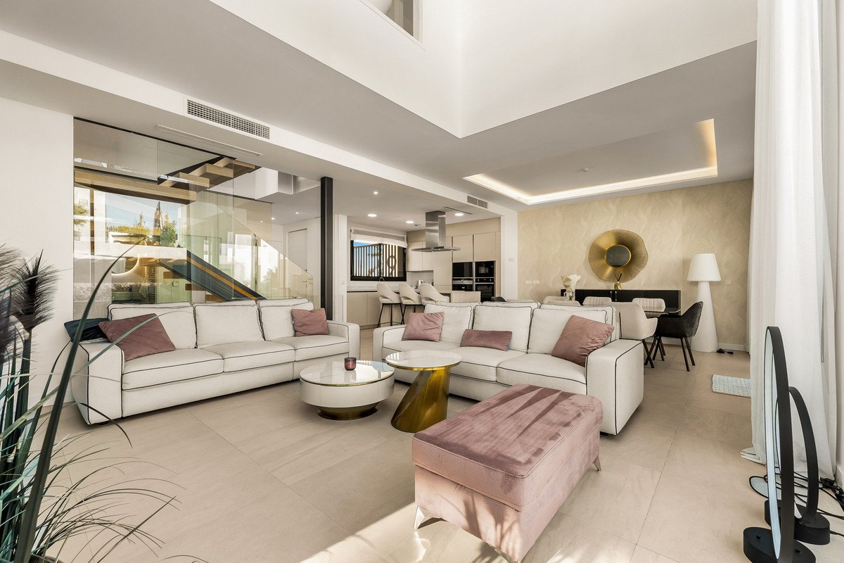 5 Bed Semi-Detached House in Río Real