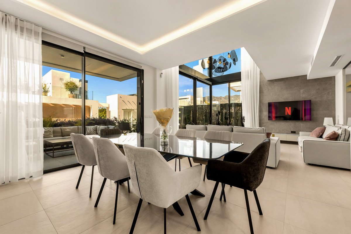 5 Bed Semi-Detached House in Río Real