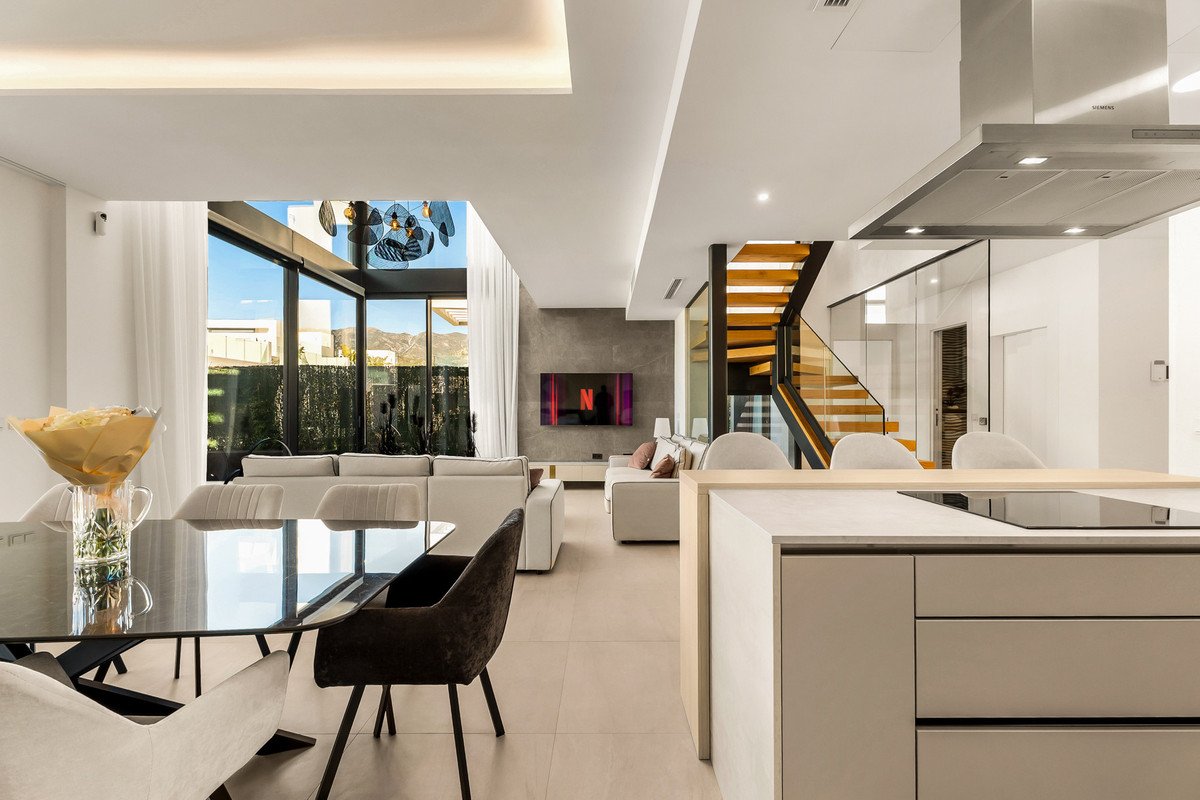 5 Bed Semi-Detached House in Río Real