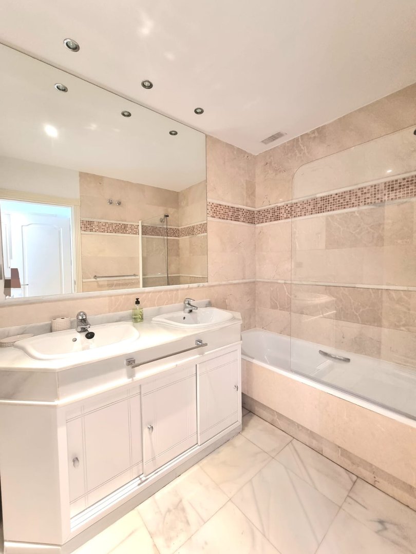 2 Bed Middle Floor Apartment in Nueva Andalucía
