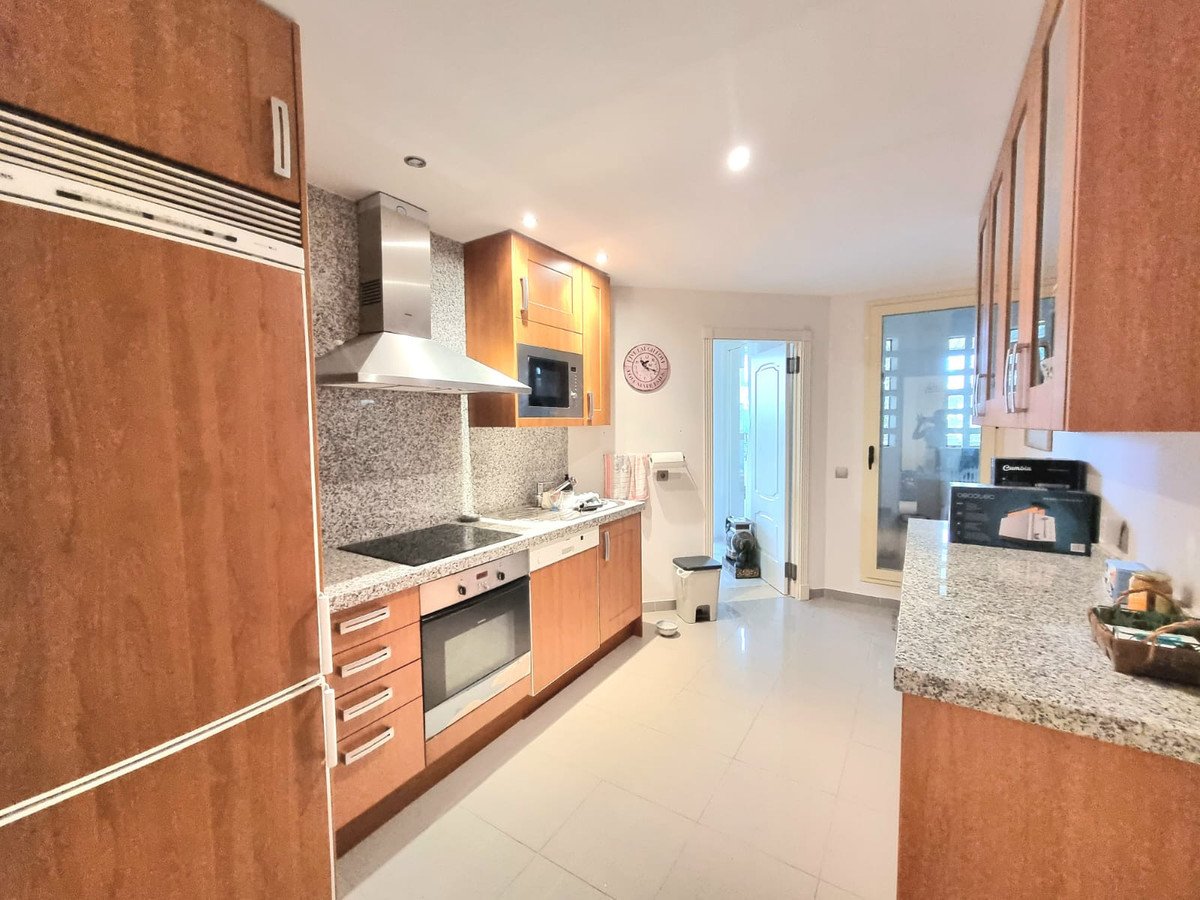 2 Bed Middle Floor Apartment in Nueva Andalucía