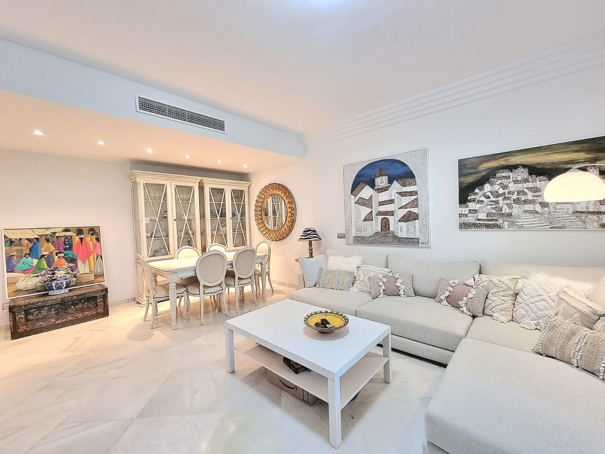 2 Bed Middle Floor Apartment in Nueva Andalucía