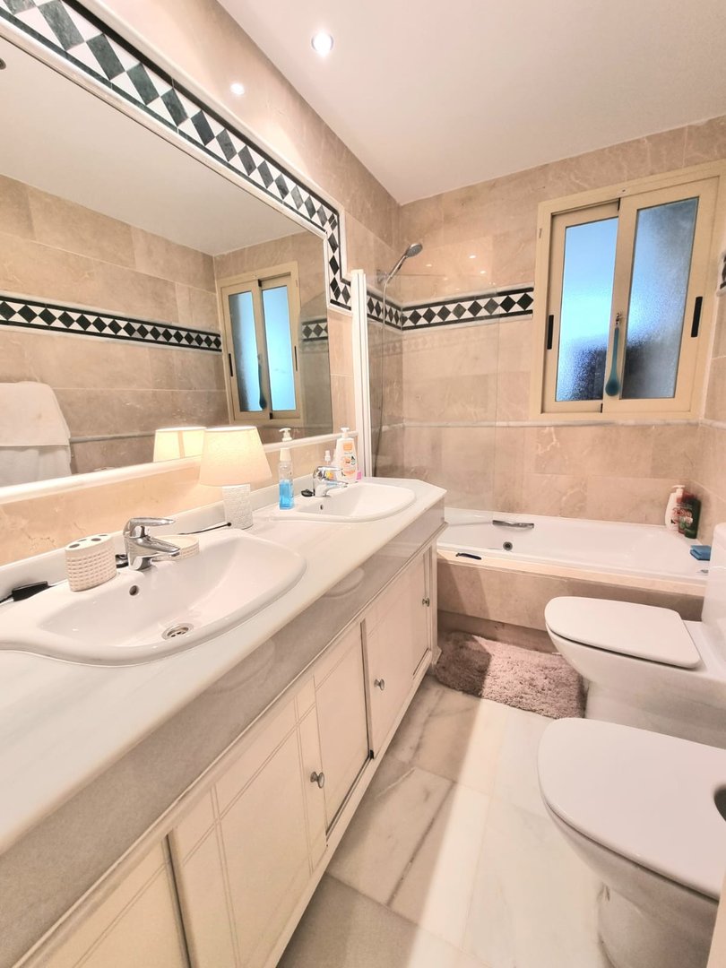 2 Bed Middle Floor Apartment in Nueva Andalucía