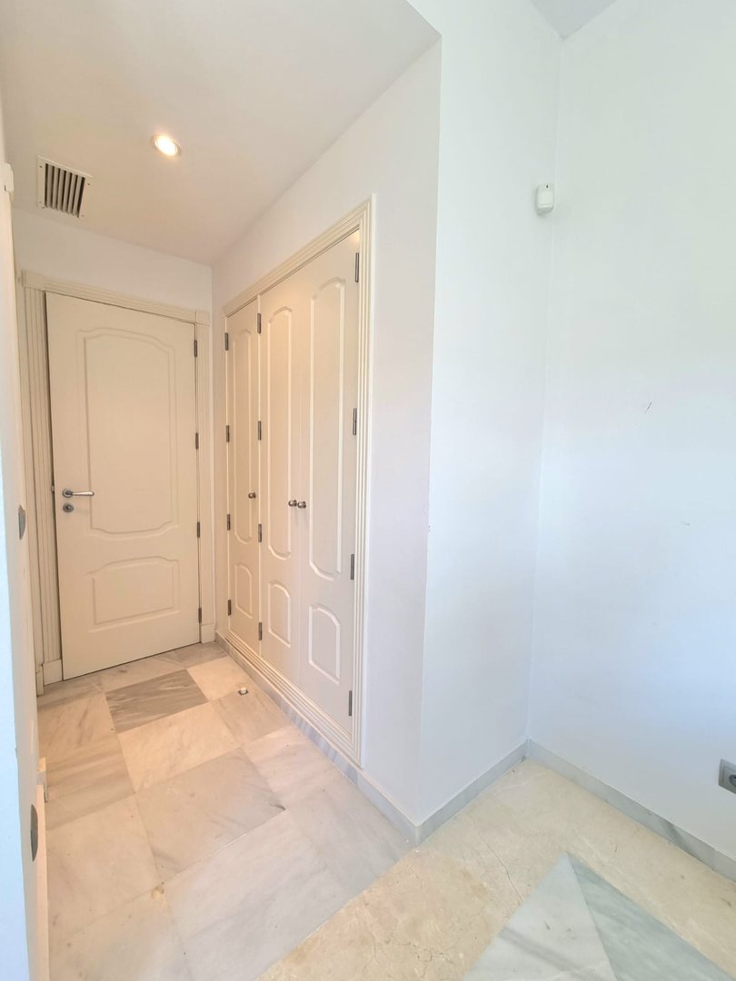 2 Bed Middle Floor Apartment in Nueva Andalucía