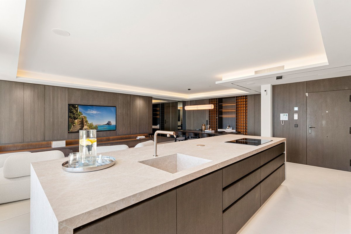 4 Bed Penthouse in The Golden Mile