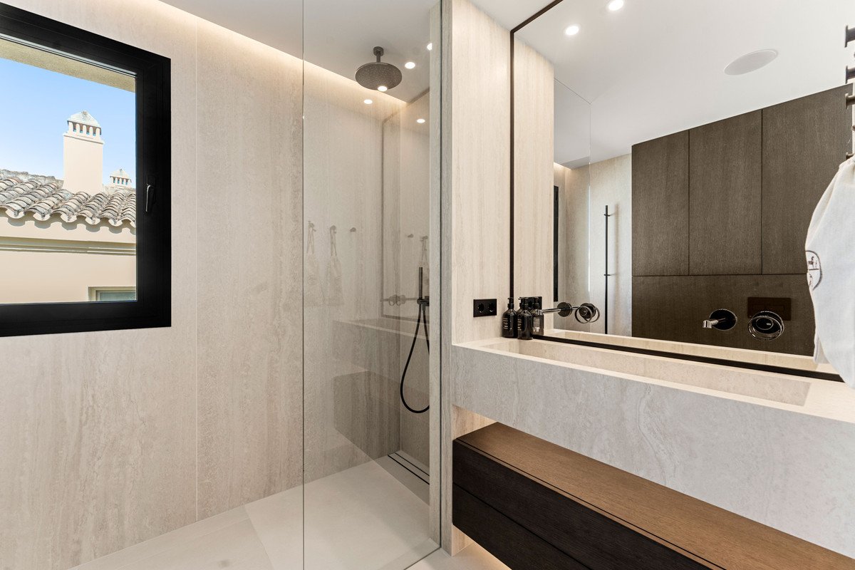 4 Bed Penthouse in The Golden Mile