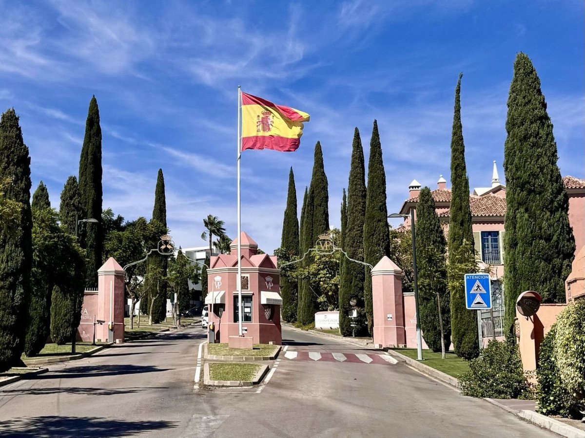 2 Bed Middle Floor Apartment in Los Flamingos