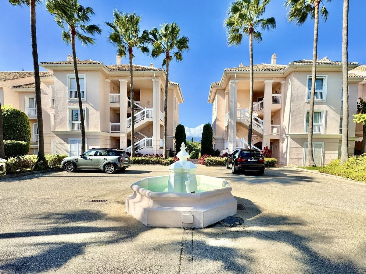 2 Bed Middle Floor Apartment in Los Flamingos