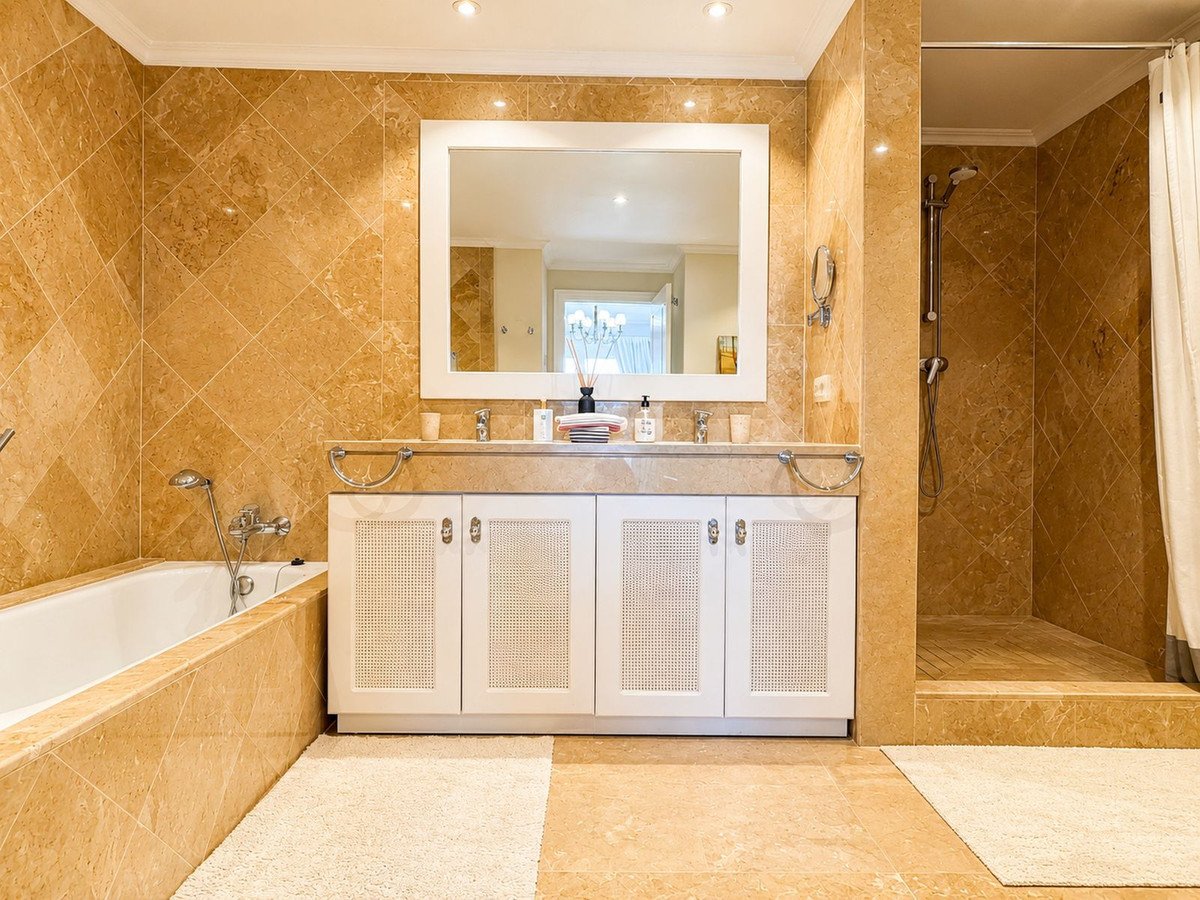 2 Bed Middle Floor Apartment in Los Flamingos