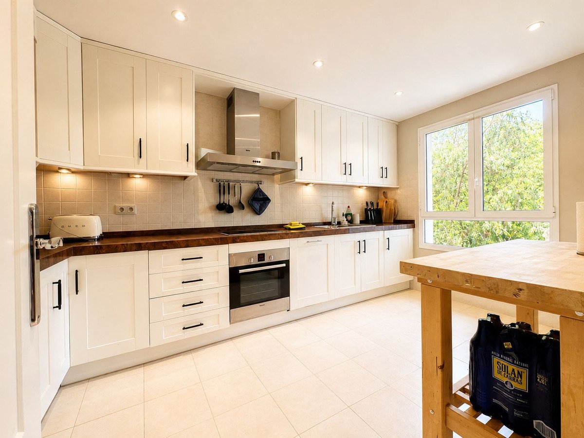 2 Bed Middle Floor Apartment in Los Flamingos