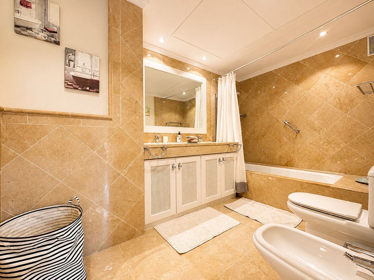 2 Bed Middle Floor Apartment in Los Flamingos
