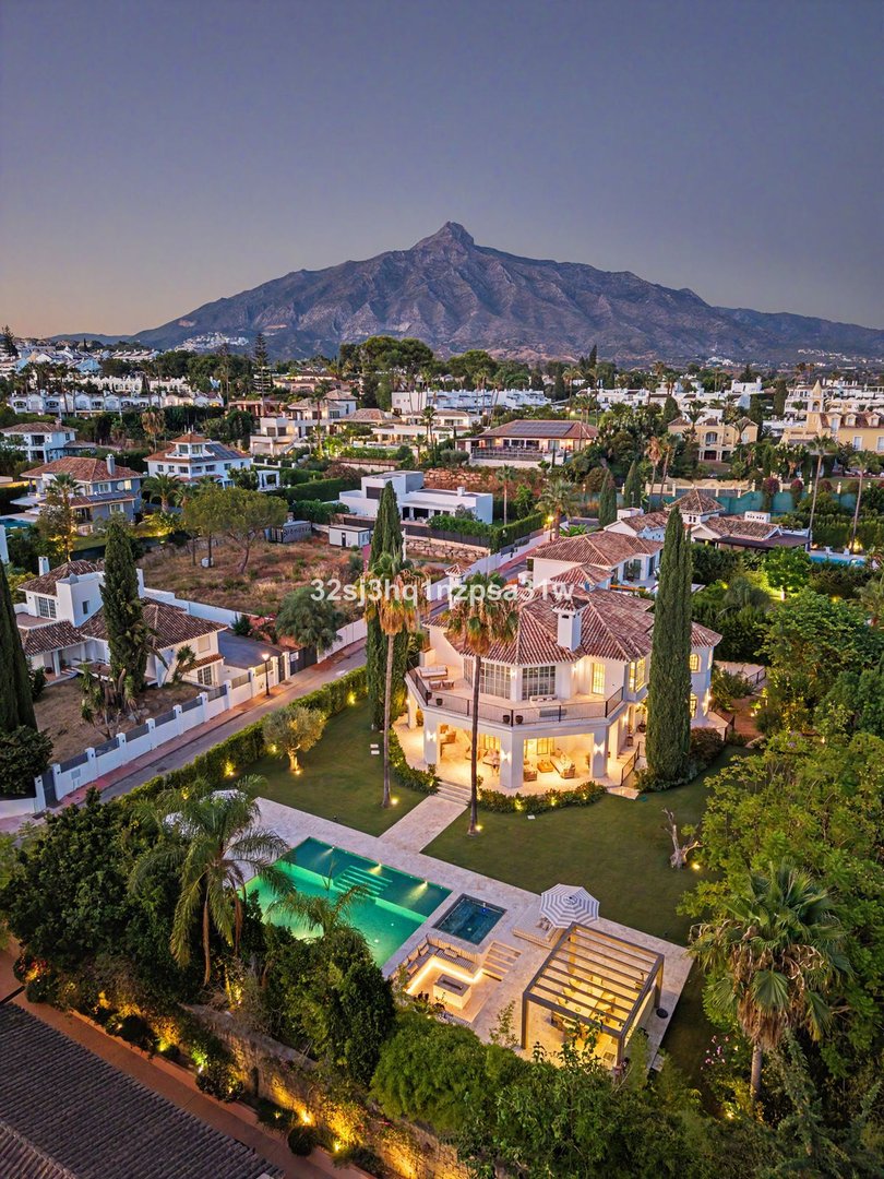 5 Bed Detached Villa in Nueva Andalucía