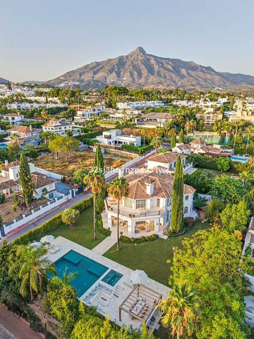 5 Bed Detached Villa in Nueva Andalucía