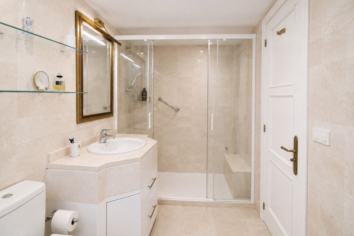 2 Bed Middle Floor Apartment in Marbella