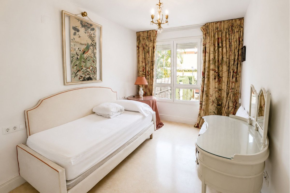 2 Bed Middle Floor Apartment in Marbella